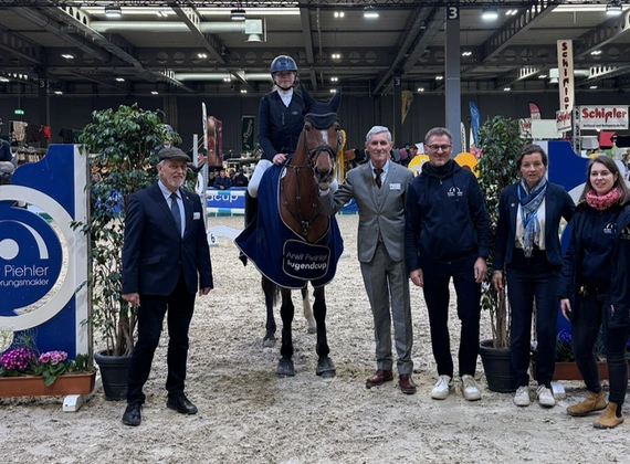 Siegerin Henrike Böduel auf Ihrem Pferd umringt vom Team Piehler